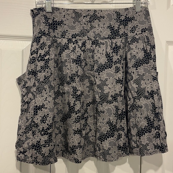 Flowy Navy floral skirt M - Picture 5 of 9
